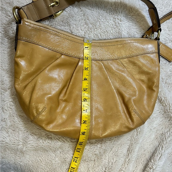 COACH | BEIGE PATENT LEATHER BAG | PLEATED BUCKLE STRAP | HOBO SHOULDER PURSE - Picture 5 of 15